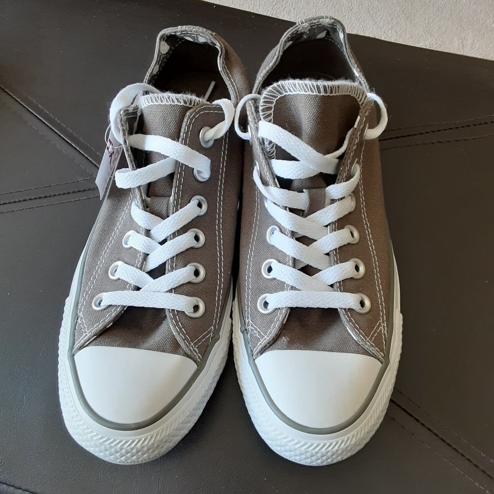 Converse low tops- brand new